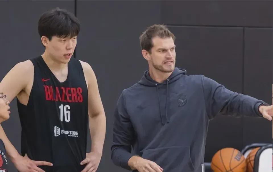 杨瀚森与翻译沟通