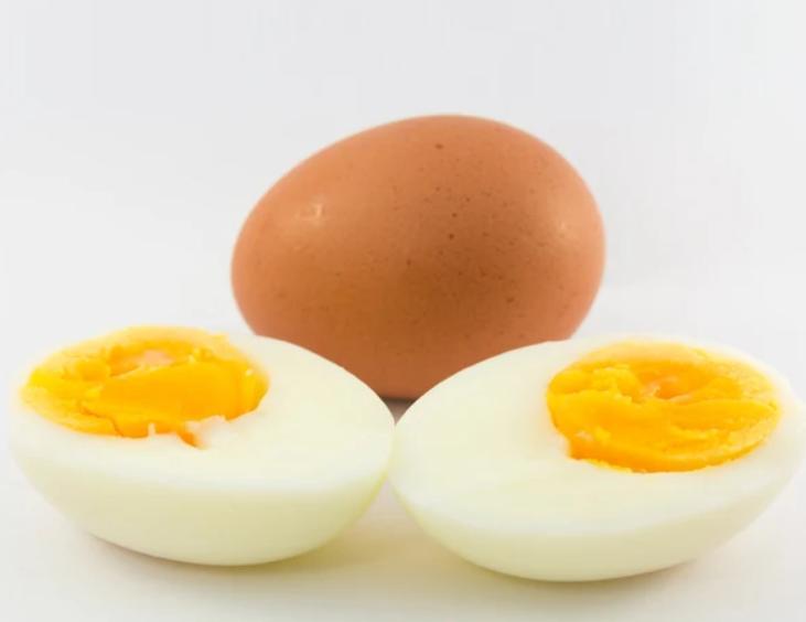 胆固醇‘隐形杀手’曝光：蛋黄竟是肥肉的17倍，血管健康需警惕