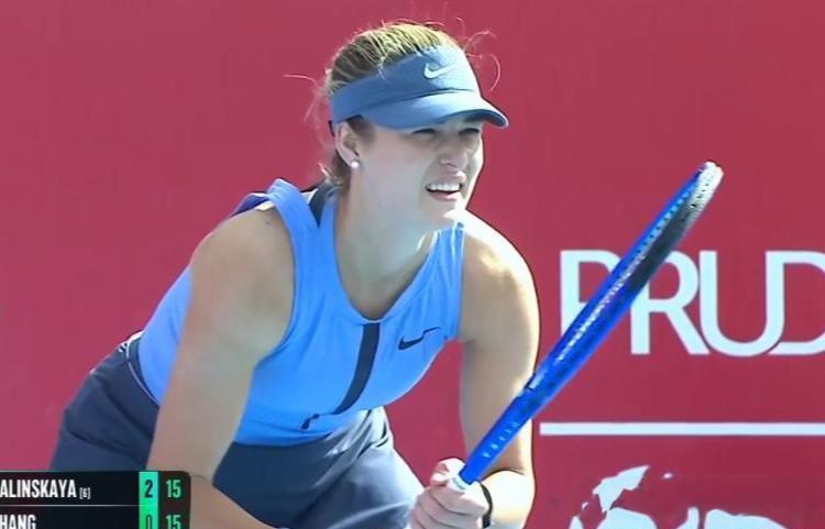 张帅在比赛中奋力回击