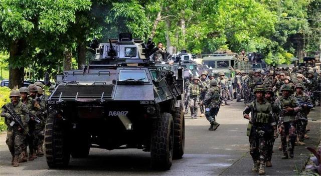 出事了，菲律宾爆发武装冲突，政府大楼被围攻，数千人惊慌逃窜