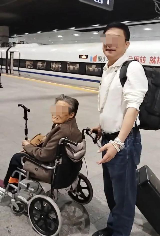 六旬男子推94岁母亲乘动车遇出站难题，12306回应服务流程