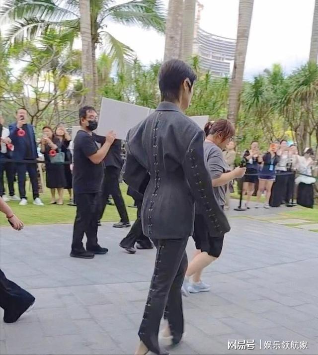 李宇春金项链造型惊艳时尚圈，个性穿搭引发热议