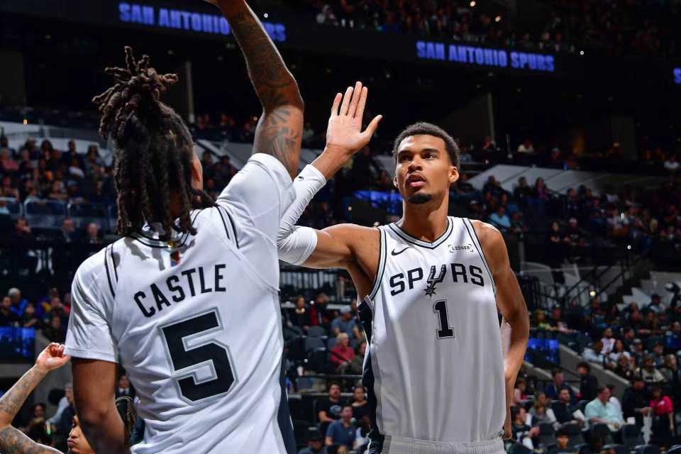 文班亚马27+18+6+5帽 马刺5连胜险胜热火 阿德巴约31分难救主