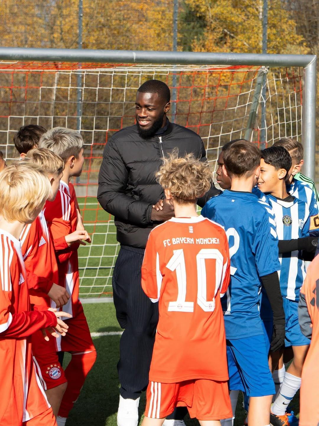 于帕梅卡诺探访拜仁U13青训，传递足球精神与热爱