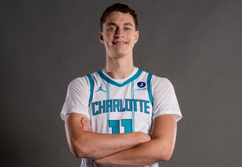 黄蜂34号秀卡尔克布伦纳：投篮30中27成联盟命中率第一新星