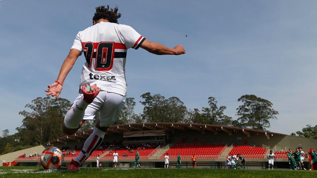 巴萨等多队竞逐圣保罗青训新星扎巴雷利，转会前景如何？