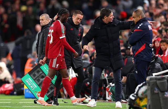 英联杯利物浦失利后，范戴克科纳特暖心安慰染红小将纳洛