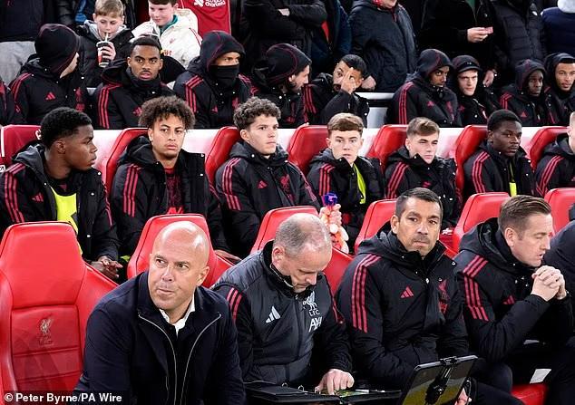 邮报：斯洛特轮换失误致利物浦联赛杯出局，忽视传统引争议