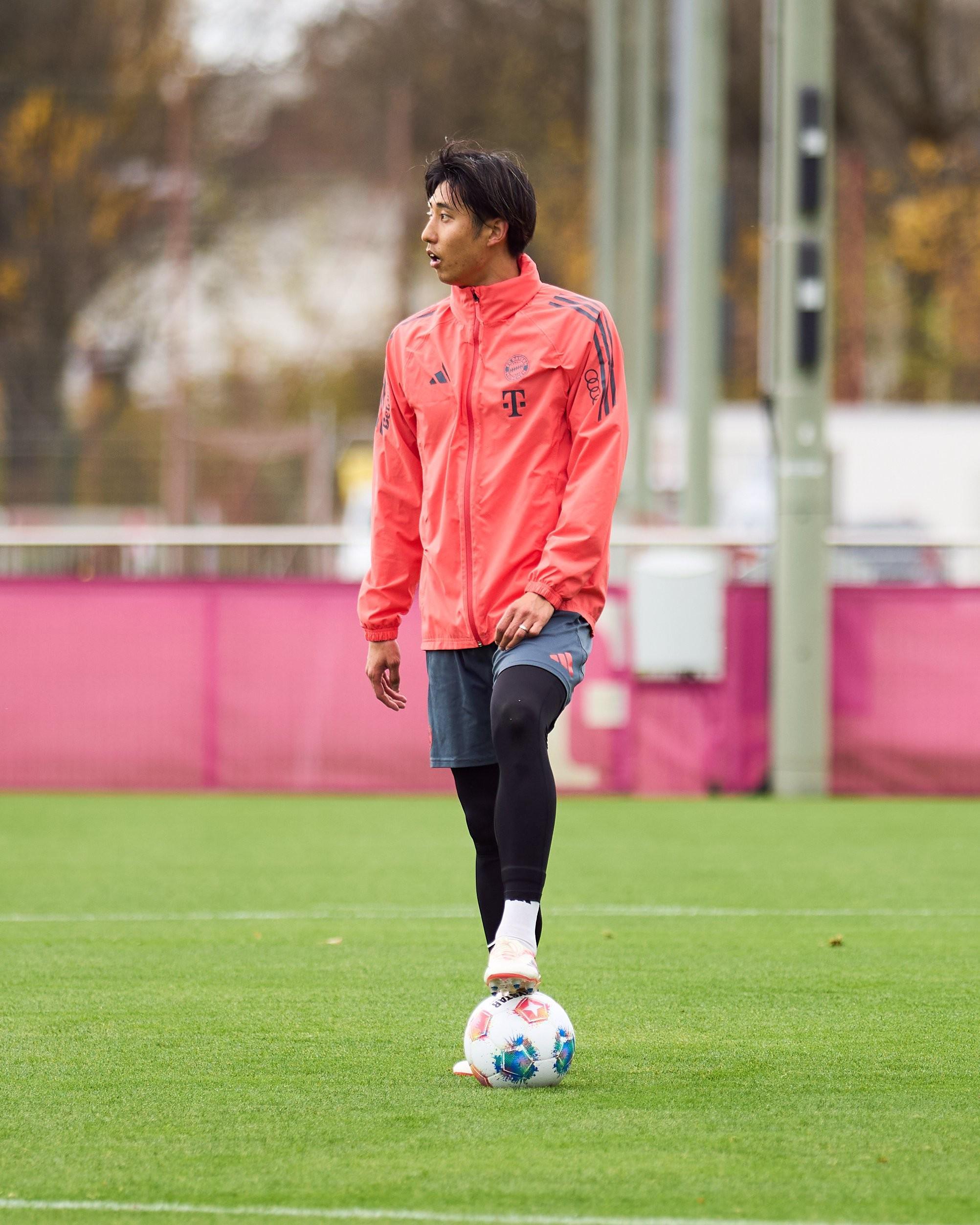 拜仁官方：阿方索-戴维斯、穆西亚拉、伊藤洋辉今日完成个人训练