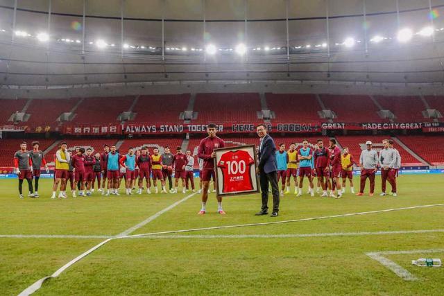 海港队训练前，沙良昌为李帅颁发百场纪念球衣并表彰莱昂纳多