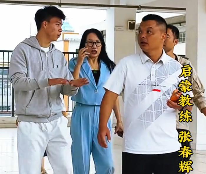 18岁新星王钰栋重返深圳东方小学 感恩启蒙教练张春辉