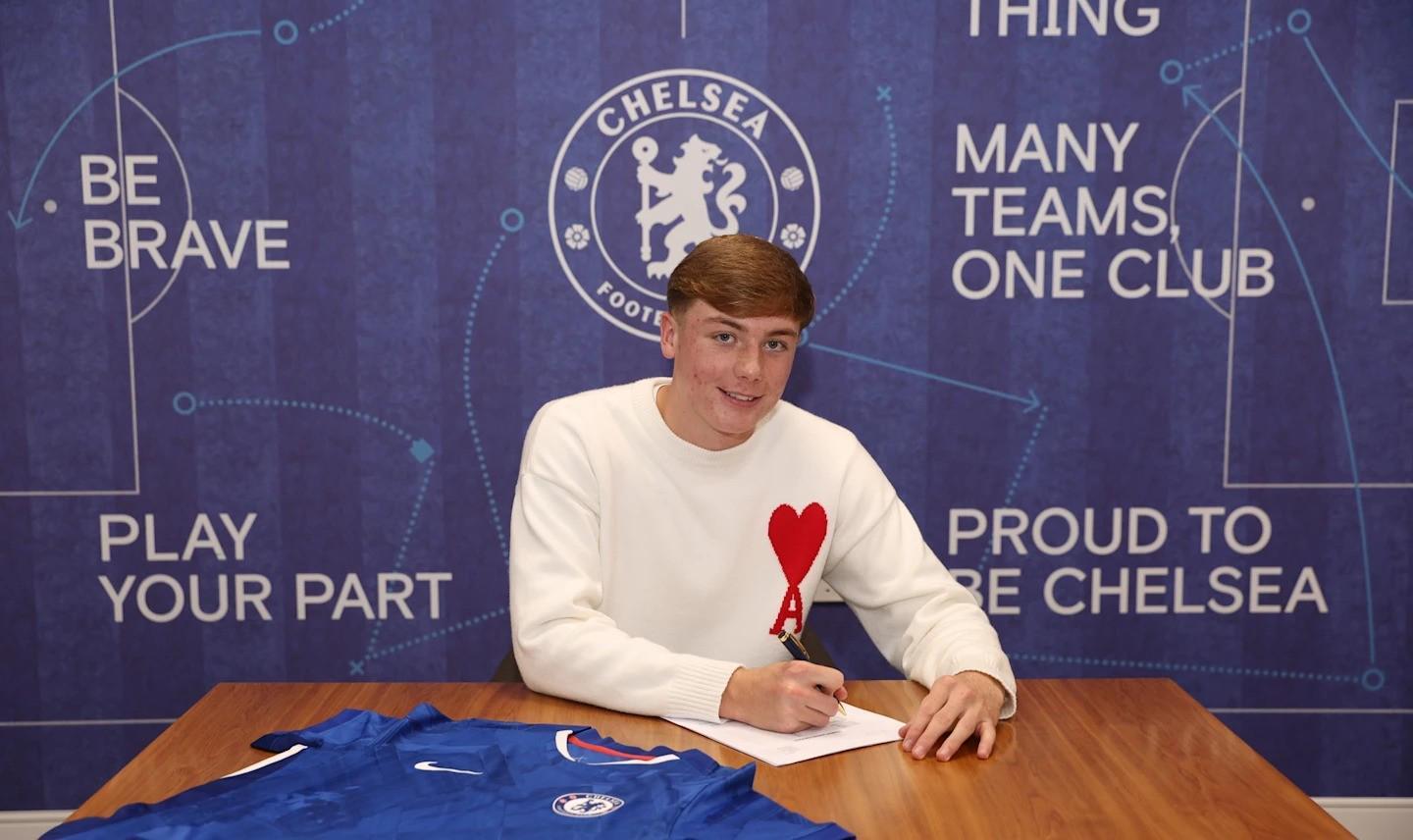 切尔西官宣：17岁新星莱维-理查兹签下首份职业合同