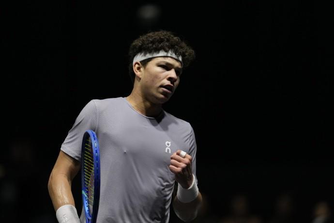 巴黎大师赛谢尔顿2-0完胜卢布列夫 强势晋级八强锁定年终总决赛席位