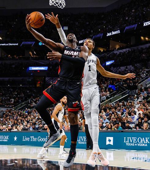 文班亚马27+18+5帽！马刺五连胜复仇热火，卡斯尔全能表现引爆全场