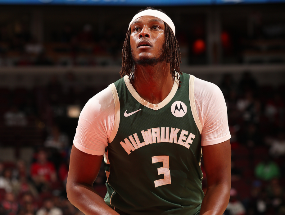 特纳雄鹿生涯新高！17分7板助雄鹿胜勇士