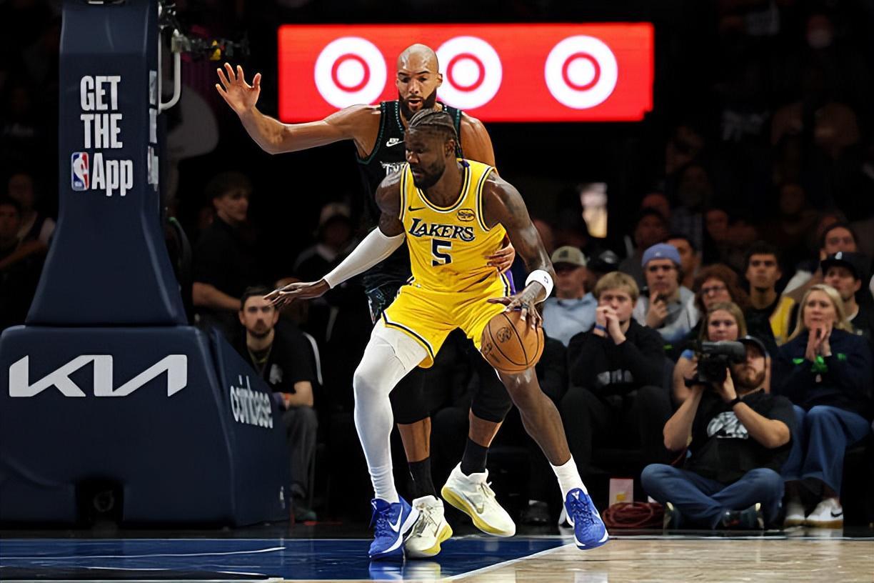 湖人内线新援艾顿再砍两双，800万合同是否物超所值？