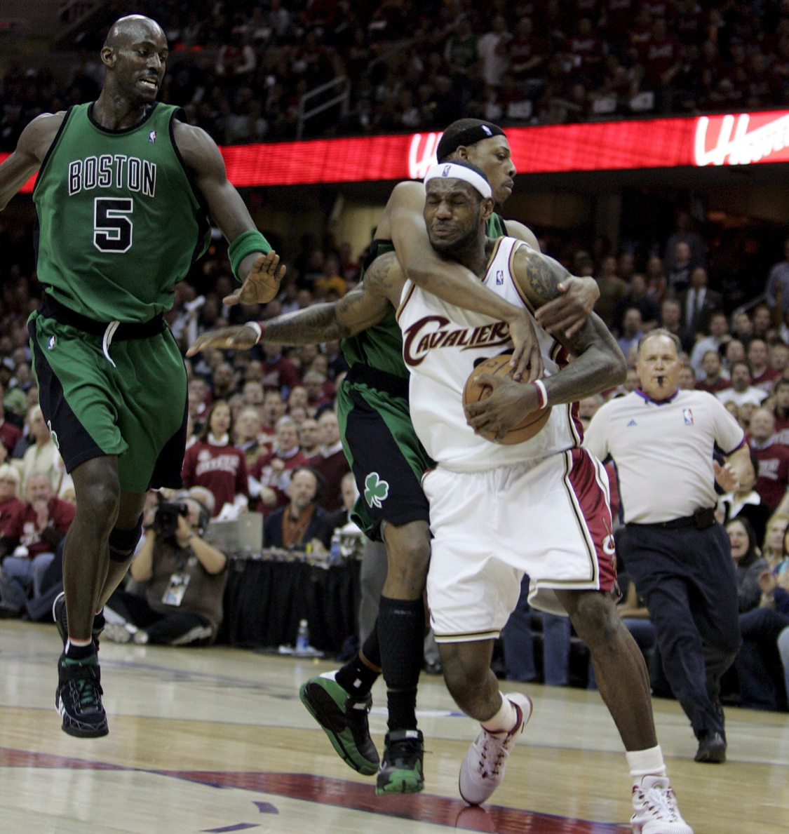 名宿力挺詹姆斯：对抗坏孩子军团不输乔丹，时代无法限制他