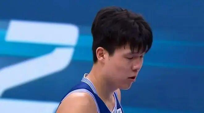 NBA赛场：杨瀚森的挑战与成长之路