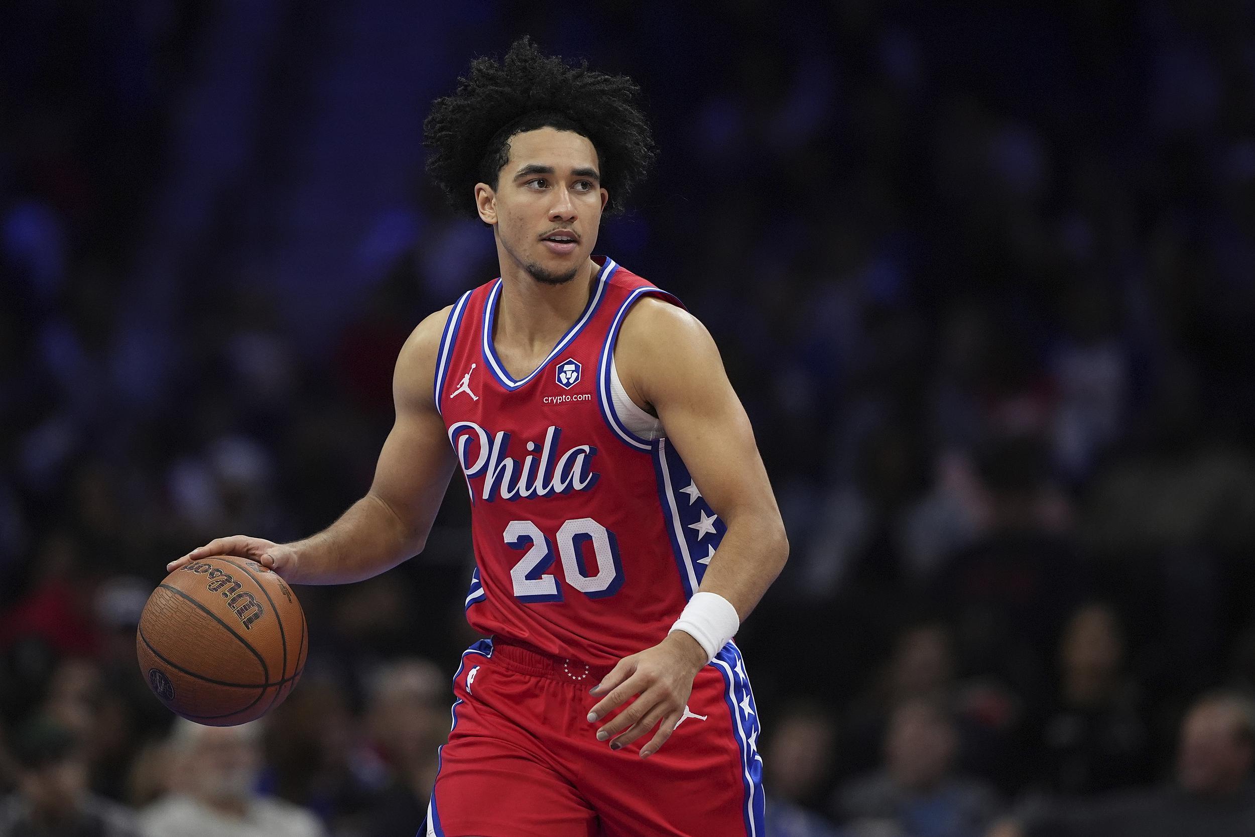 76人正式执行麦凯恩2026-27赛季球队选项 伤病未阻潜力认可