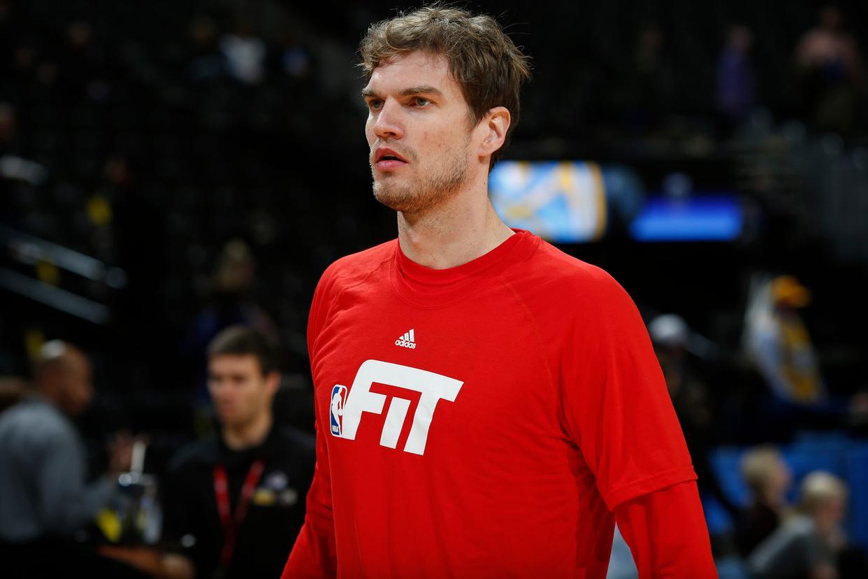 杨瀚森投篮受限真相：教练鼓励下为何仍难突破？