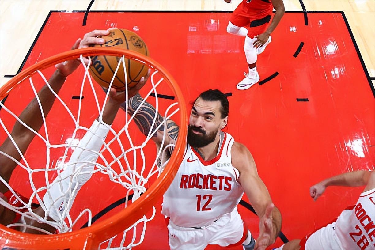 火箭内线老将亚当斯：替补角色更显价值，攻防两端助力球队