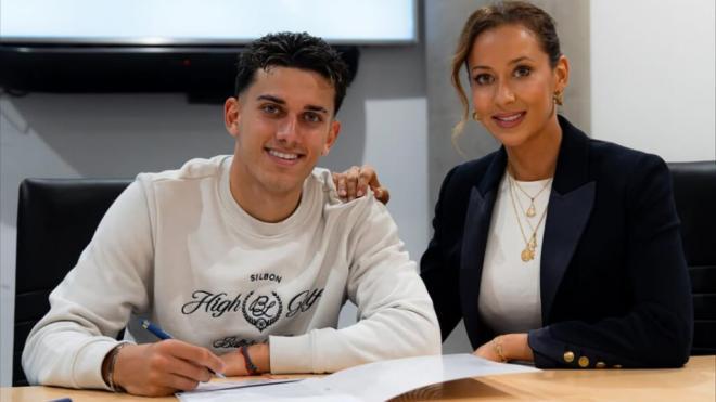 皇马青训新星！雷耶斯之子续约，遗孀深情祝福引关注