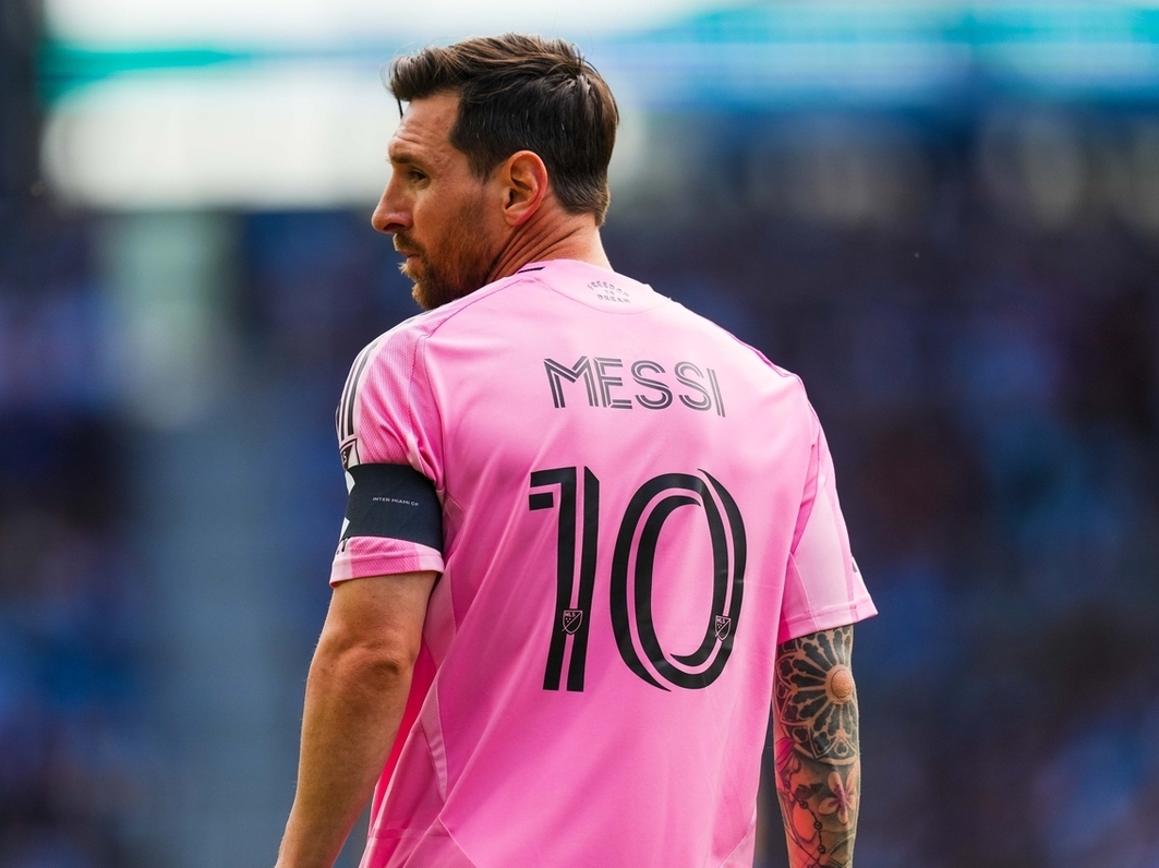 阿尔巴盛赞梅西：历史第一人，荣幸成为其队友