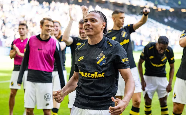 曼晚辟谣：曼联冬窗无法签下索尔纳新星菲林，脱欧规则成关键阻碍