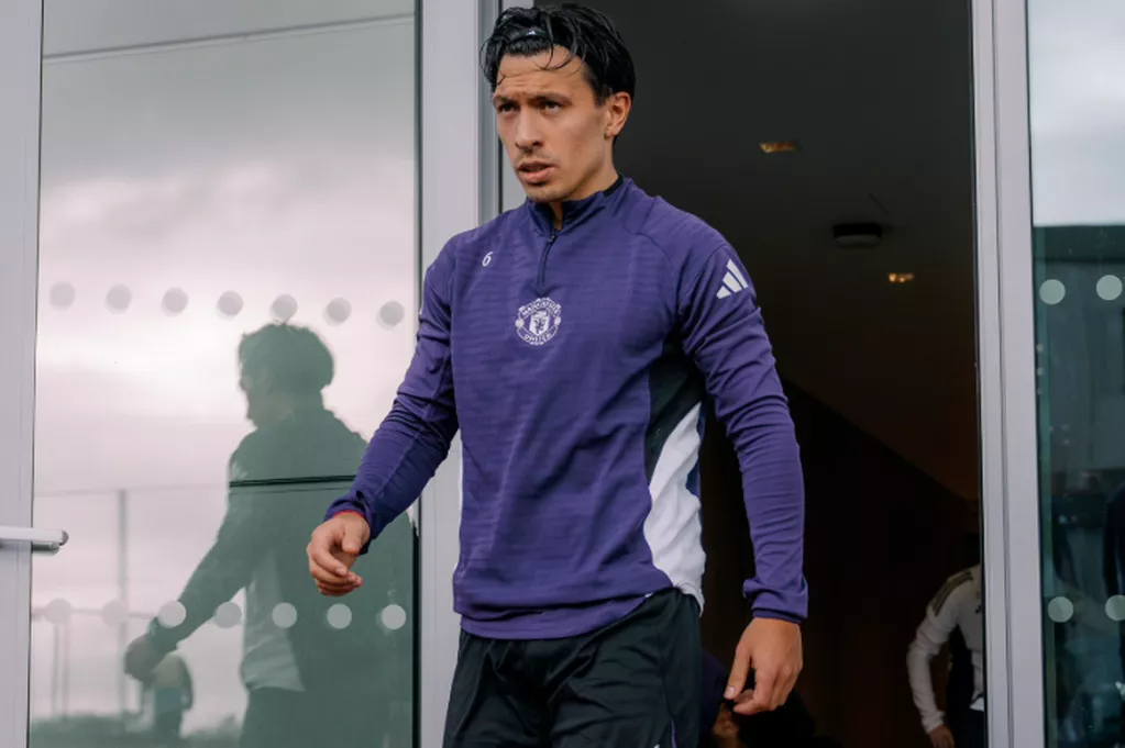 曼联冲击4连胜迎利好：27岁世界冠军中卫利马伤愈归队合练