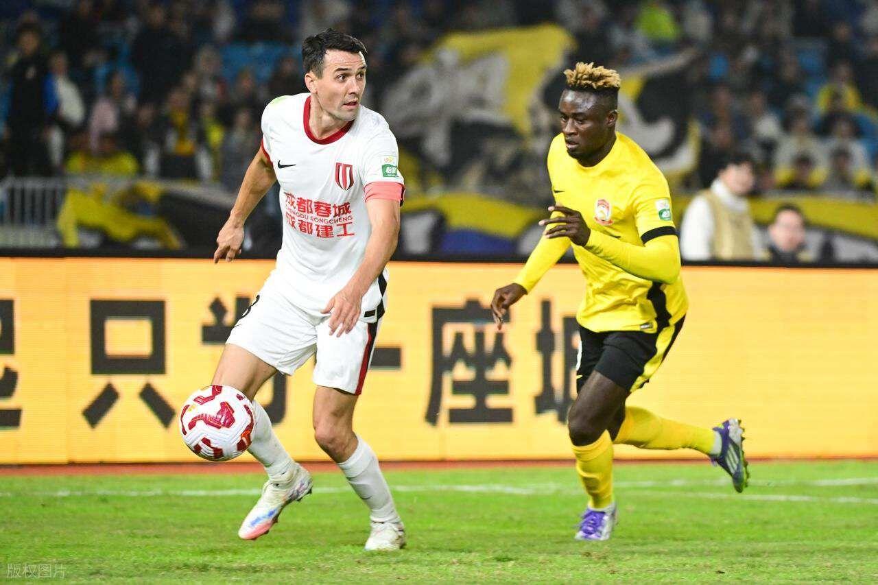 上港队引援新动向：周定洋成后腰补强首选，球迷期待升级