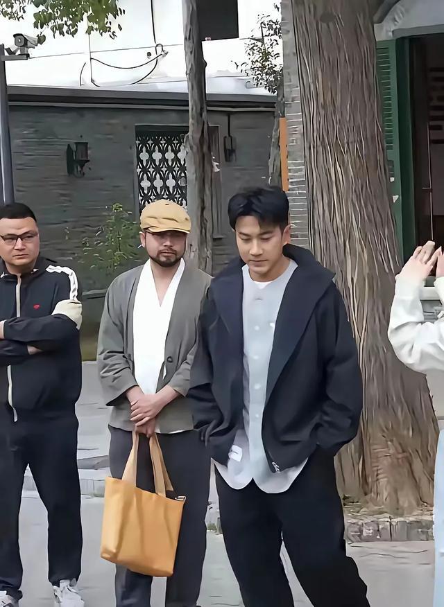 51岁依旧魅力爆棚！被顶流女星青睐的冻龄男神揭秘