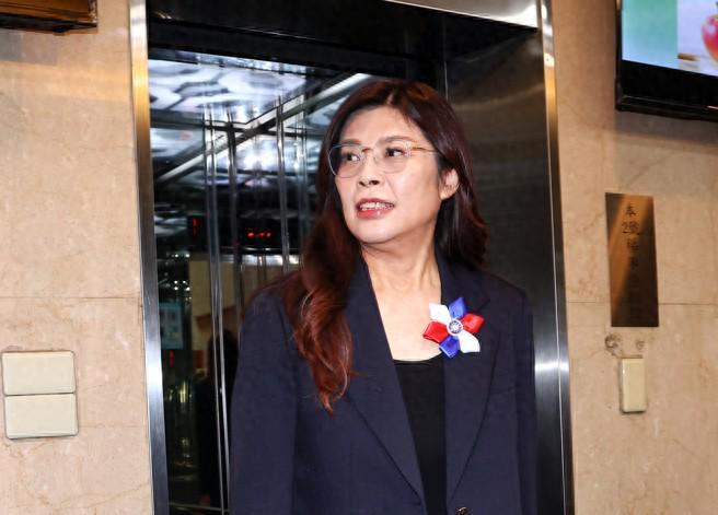 郑丽文派萧旭岑访陆，侯友谊公开唱反调引发党内路线分歧