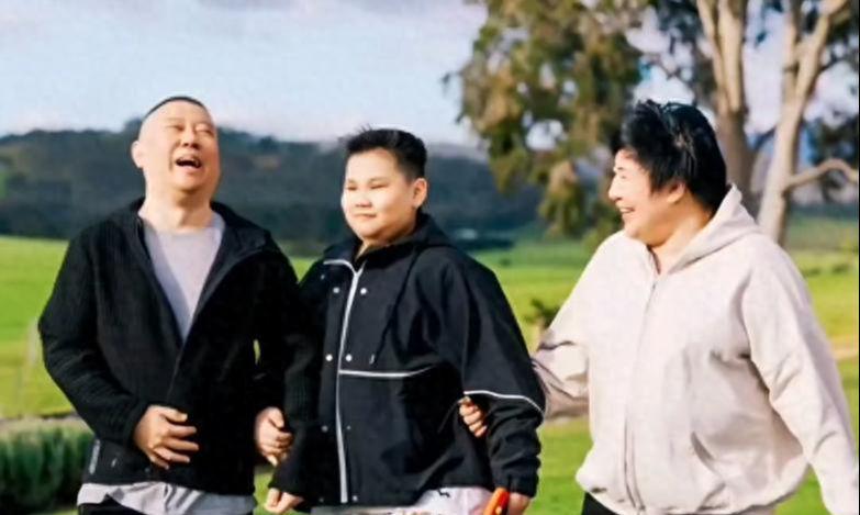 郭德纲全家福曝光：10岁郭汾阳近照引热议，网友关注其独特眼神