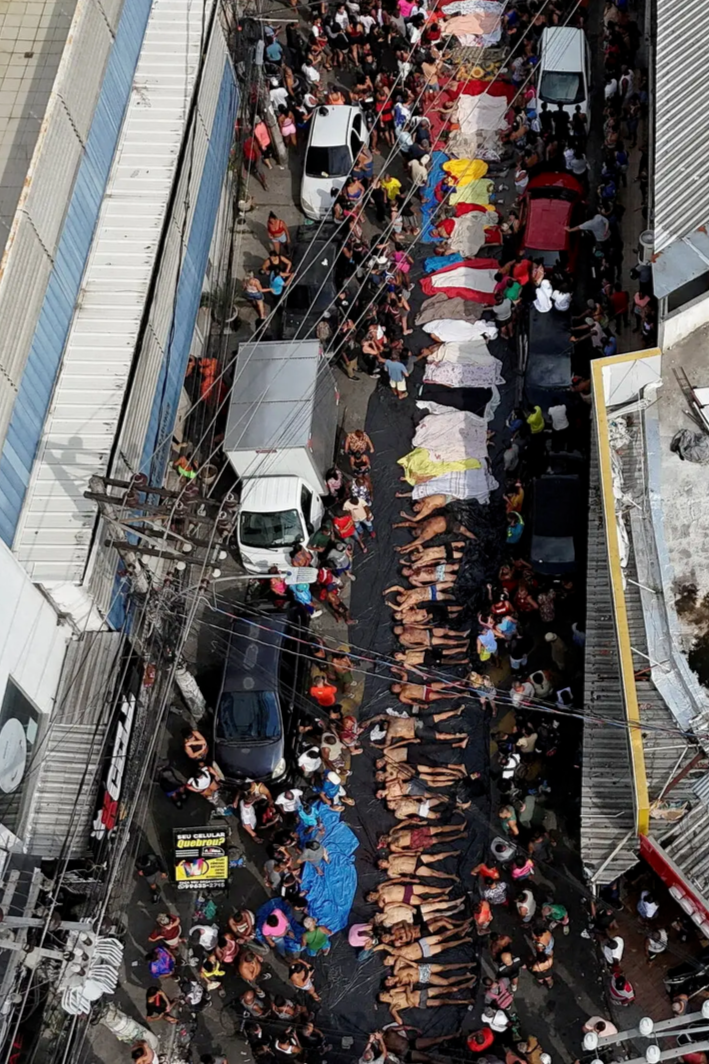 巴西里约致命反毒行动：2500警力围剿，121人死亡，毒贩无人机反击