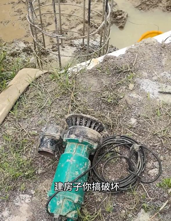 广西男子建房遭邻居阻挠，一怒之下改挖鱼塘：等你来求我建房