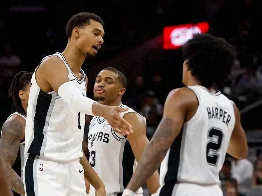 10月31日NBA速递：詹姆斯、东契奇缺席下湖人质变，新秀闪耀