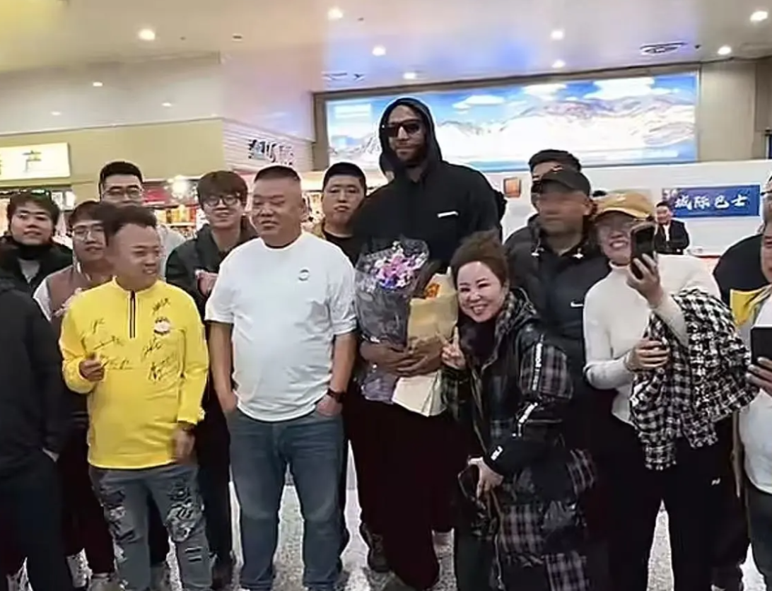 康迪特空降太原引轰动！球迷热情接机，蓝领悍将融入山西篮球氛围