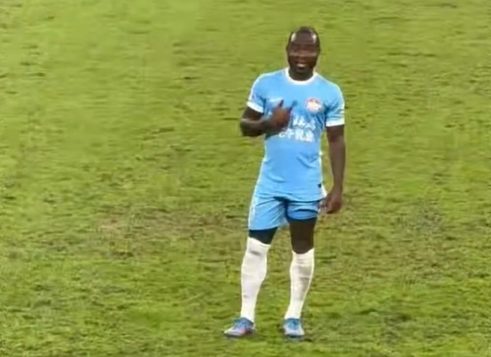 成都1-2河南赛场丑闻：阿奇姆彭遭球迷种族歧视攻击