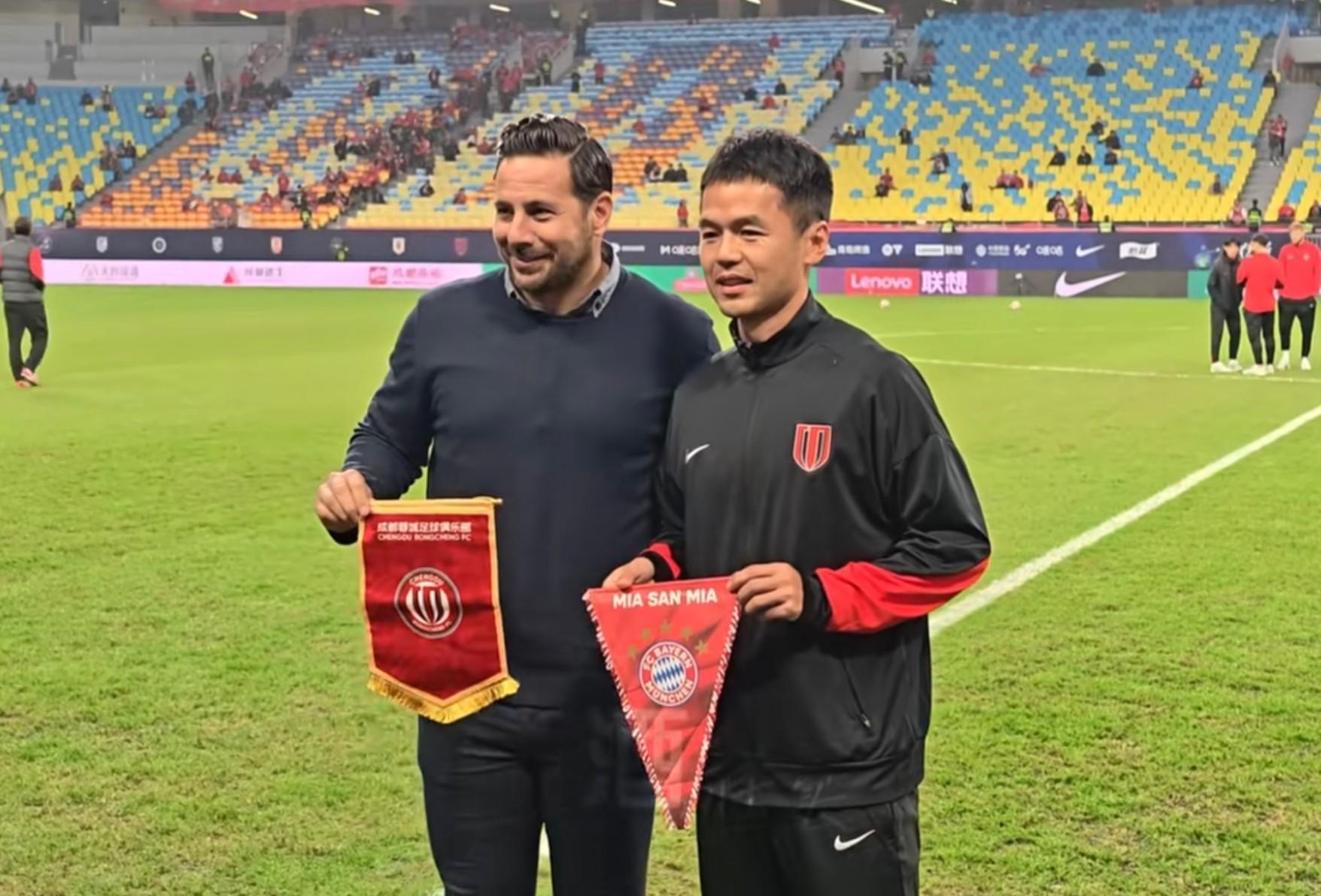 拜仁传奇皮萨罗现身成都蓉城主场，与助教甘锐互换队旗