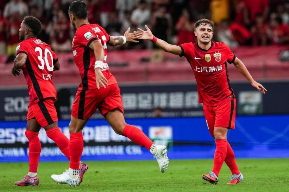 上海海港球员庆祝进球