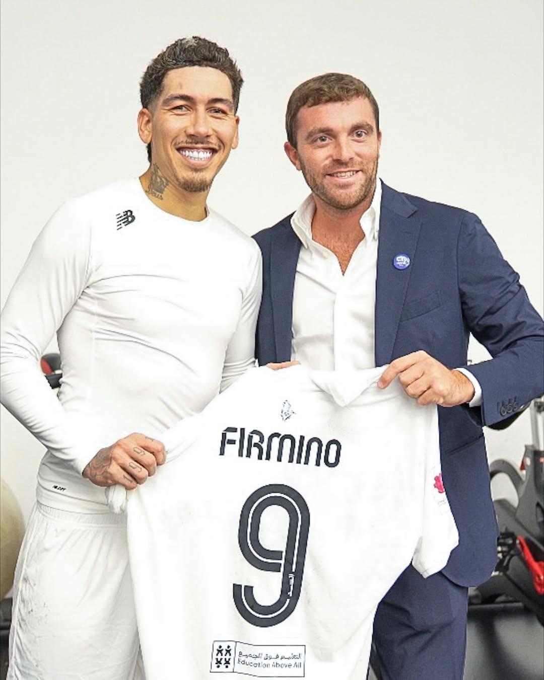 罗马诺现场观赛后晒与菲尔米诺合影，见证其梅开二度