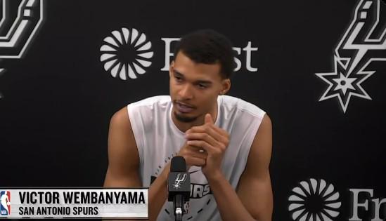 文班亚马谈马刺5胜0负开局：身为球队一员倍感自豪