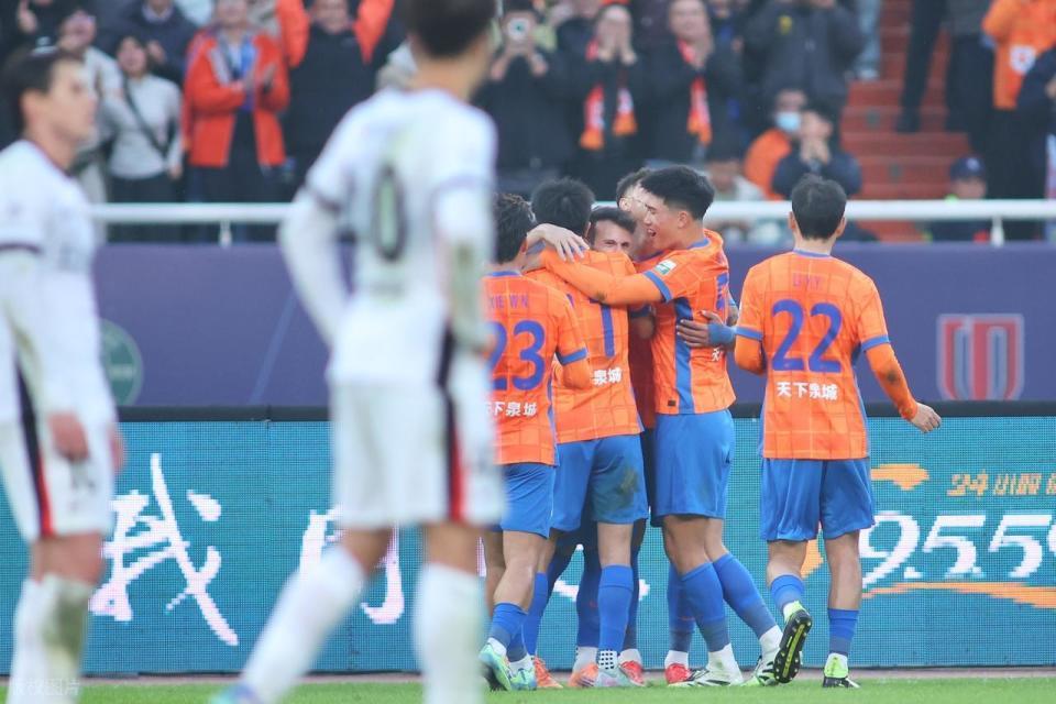 中超冠军今夜悬念揭晓？海港蓉城申花三强争霸，卫冕之路分析