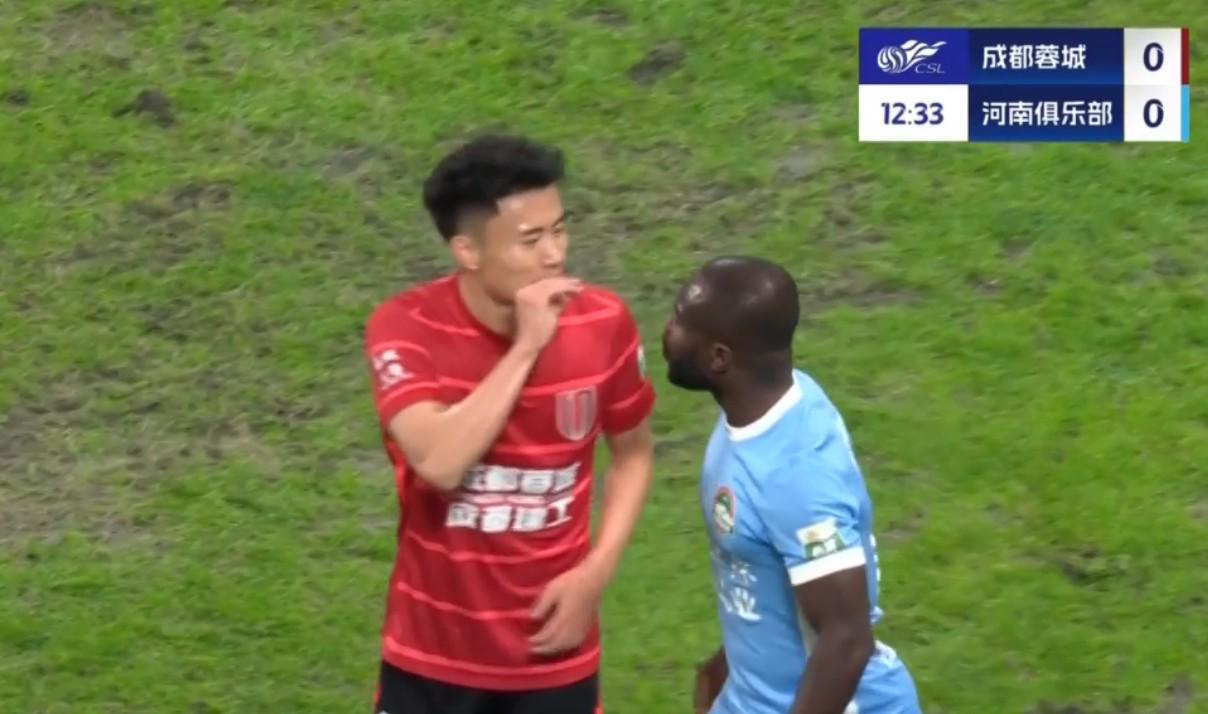 中超焦点：甘超闭嘴手势引冲突，钟义浩扳平后霸气回击