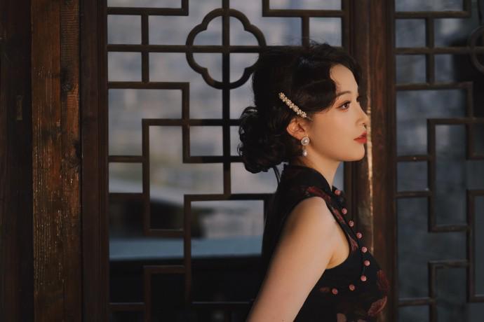 钱天一手推波造型全身照