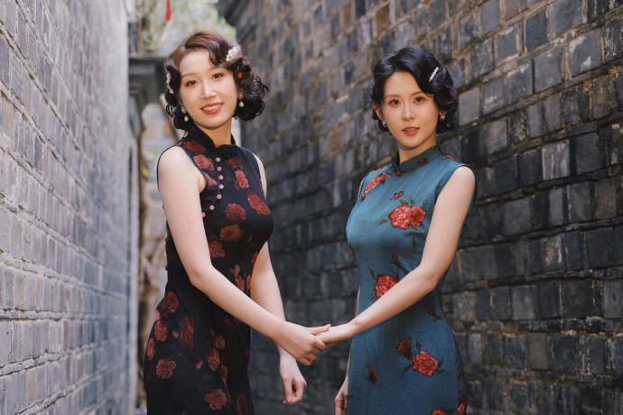 钱天一手推波造型街景照