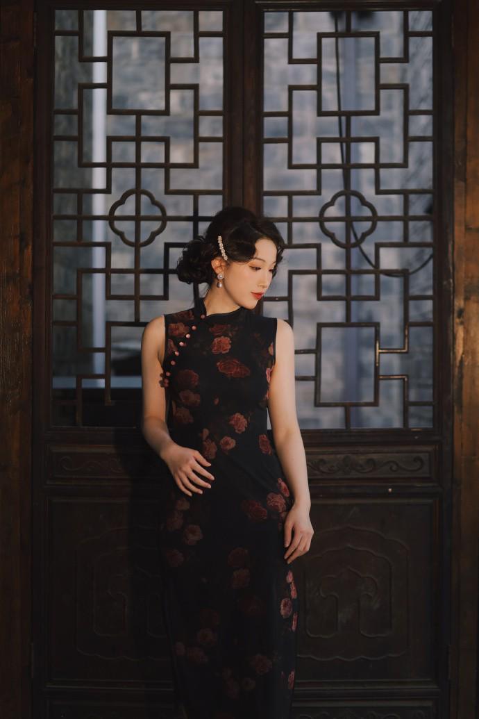 钱天一手推波造型建筑背景照