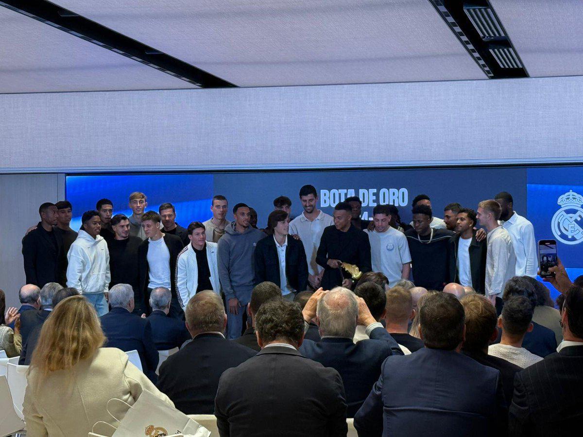 姆巴佩荣膺欧洲金靴奖 皇马全队盛装出席颁奖礼