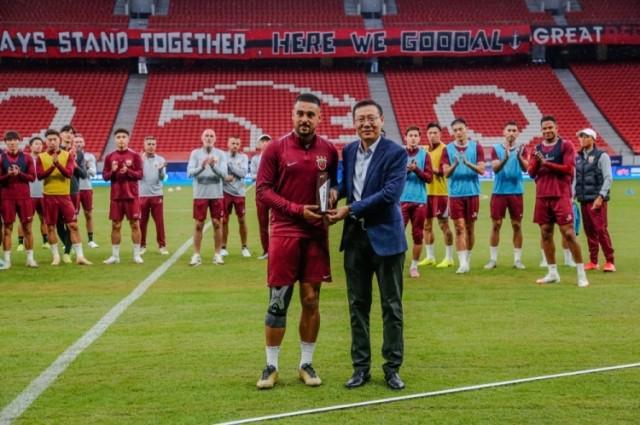 上海海港为莱昂纳多、李帅举办颁奖仪式，表彰卓越表现