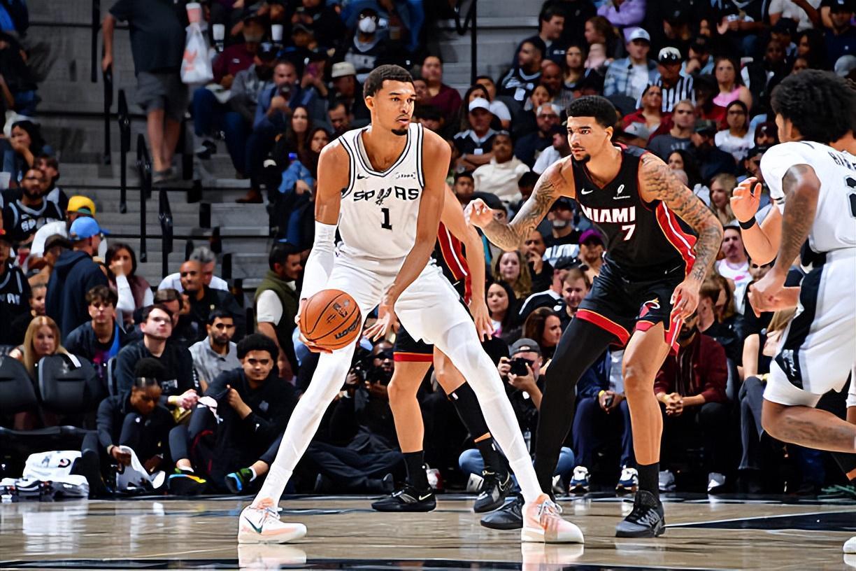 热火新星凯尔-韦尔被文班亚马打爆，天赋差距成关键因素？